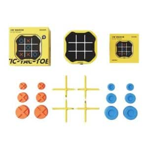 Giiker TIC-TAC-TOE BOLT Chess Puzzle Toy สีเหลือง คอมแพคและพกพาง่าย เกมกระดานสำหรับครอบครัวและเด็ก มาพร้อมปุ่ม X และ O สีแดงและน้ำเงินบนพื้นหลังสีดำ มีสวิทช์เปิด/ปิดด้านล่าง